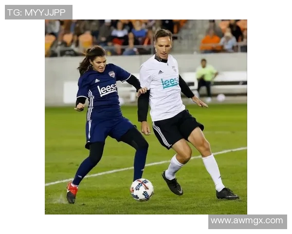 足球球星情侣短袖时尚搭配 释放运动魅力与甜蜜浪漫气息